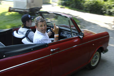 Tom Kristensen på vej til at blive hyldet - naturligvis behørigt transporteret i en gammel Auto Union.
